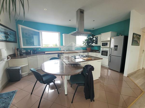 LOCATION PAU - UNIVERSITE: Appartement T5 de 166 m² avec terrasse, garage et 3 places de parking