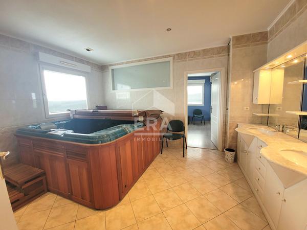 LOCATION PAU - UNIVERSITE: Appartement T5 de 166 m² avec terrasse, garage et 3 places de parking