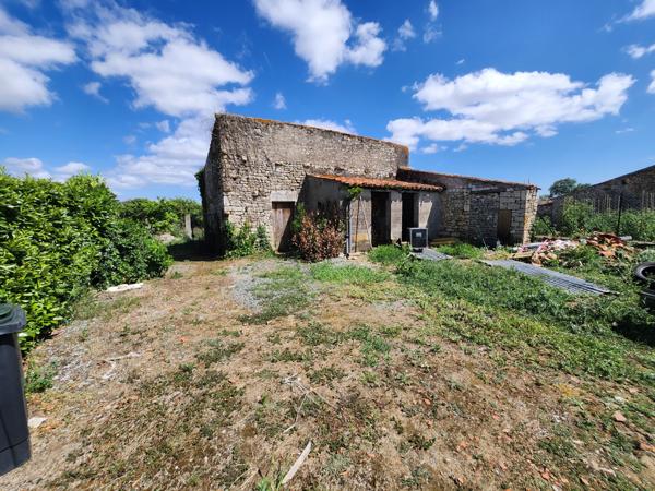Thiré (85210) Maison en pierre avec terrain non attenant