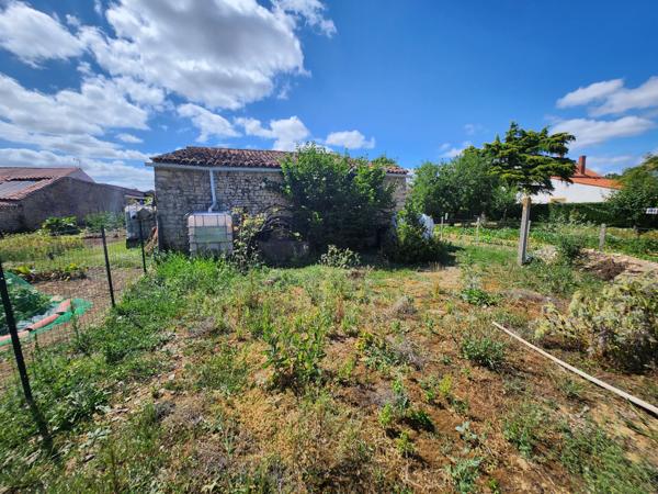 Thiré (85210) Maison en pierre avec terrain non attenant