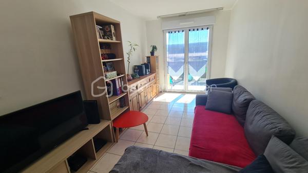 Je vous propose ce bel appartement de 3 pièces avec 2 terrasses,  au calme et vue dégagée !
 
Proche toutes commodités, dans une petite résidence sécurisé et bien entretenue de 2002.

Il se compose : d'une entrée avec rangements, une belle pièce de vie lumineuse donnant sur la première terrasse, la cuisine est aménagée.
2 chambres avec rangement et salle d'eau.

Un stationnement en supplément.

A visiter rapidement !!!! Idéal première acquisition ou investissement.