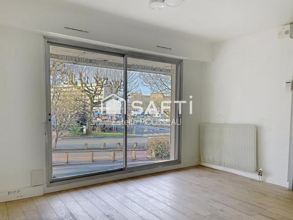 Local Commercial à 2 pas du RER A, rue commerçante