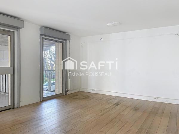 Local Commercial à 2 pas du RER A, rue commerçante