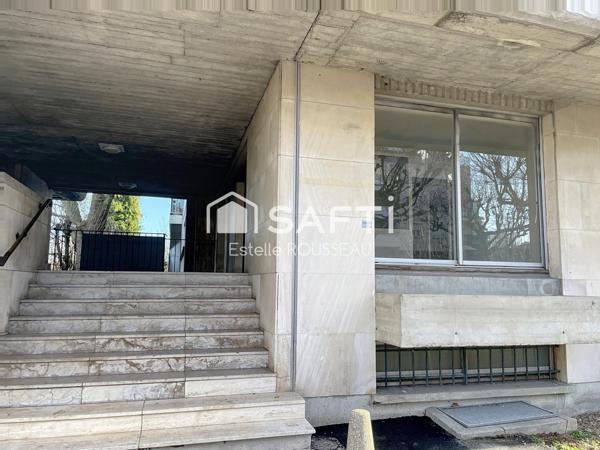 Local Commercial à 2 pas du RER A, rue commerçante