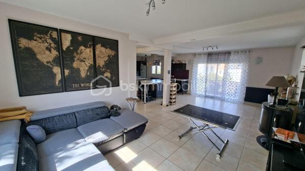 Tremblay-en-france 
Secteur résidentiel et recherché "les cottages" proche commodités, écoles et axes principaux.

Maison familiale 7 pièces de 156 m² avec garage, dépendance et jardin à Tremblay-en-France.

Vous recherchez une maison spacieuse, lumineuse et prête à accueillir toute votre famille ? Cette belle maison de 156 M² m² habitables saura vous séduire par ses volumes généreux et sa fonctionnalité, mais surtout par son calme. 

Dès votre arrivée, découvrez une superbe pièce de vie traversante, baignée de lumière naturelle, où le salon s'ouvre harmonieusement sur une cuisine contemporaine entièrement aménagée et équipée, agrémentée d'un îlot central, 
véritable cœur de la maison pour partager de précieux moments en famille ou entre amis.

Répartie sur trois niveaux, la maison offre de nombreuses possibilités d'aménagement. Le rez-de-jardin comprend une entrée, une salle d'eau, un WC, une buanderie ainsi que trois pièces pouvant accueillir un espace de télétravail, une salle de loisirs, des chambres supplémentaires ou une activité indépendante.

À l'étage, vous profiterez de trois chambres confortables, d'une salle d'eau et d'un WC indépendant.

À l'extérieur, le terrain clos de 400 m² permet de profiter pleinement des beaux jours. Un garage indépendant avec cave ainsi qu'une dépendance complètent ce bien et offrent un espace de stockage ou d'aménagement supplémentaire.

Ses +++   :

✔ 156 m² habitables
✔ Grande pièce de vie lumineuse avec cuisine ouverte et îlot central
✔ 3 chambres + nombreuses pièces complémentaires
✔ 2 salles d'eau et 3 WC
✔ Garage indépendant
✔ Dépendance et cave
✔ Terrain de 412 m²
✔ Maison idéale pour une famille, le télétravail ou une profession libérale

Une maison offrant de beaux volumes et de multiples possibilités d'aménagement, à découvrir sans tarder !

C/commercial Aeroville à proximité, 
écoles (maternelle, élémentaire, collège et établissement privé)

Transports : Gare RER B du Vert Galant 

Une visite s'impose... le coup de cœur pourrait bien être au rendez-vous !