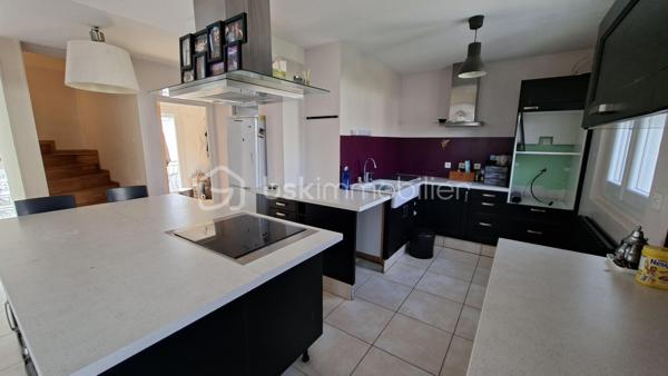 Tremblay-en-france 
Secteur résidentiel et recherché "les cottages" proche commodités, écoles et axes principaux.

Maison familiale 7 pièces de 156 m² avec garage, dépendance et jardin à Tremblay-en-France.

Vous recherchez une maison spacieuse, lumineuse et prête à accueillir toute votre famille ? Cette belle maison de 156 M² m² habitables saura vous séduire par ses volumes généreux et sa fonctionnalité, mais surtout par son calme. 

Dès votre arrivée, découvrez une superbe pièce de vie traversante, baignée de lumière naturelle, où le salon s'ouvre harmonieusement sur une cuisine contemporaine entièrement aménagée et équipée, agrémentée d'un îlot central, 
véritable cœur de la maison pour partager de précieux moments en famille ou entre amis.

Répartie sur trois niveaux, la maison offre de nombreuses possibilités d'aménagement. Le rez-de-jardin comprend une entrée, une salle d'eau, un WC, une buanderie ainsi que trois pièces pouvant accueillir un espace de télétravail, une salle de loisirs, des chambres supplémentaires ou une activité indépendante.

À l'étage, vous profiterez de trois chambres confortables, d'une salle d'eau et d'un WC indépendant.

À l'extérieur, le terrain clos de 400 m² permet de profiter pleinement des beaux jours. Un garage indépendant avec cave ainsi qu'une dépendance complètent ce bien et offrent un espace de stockage ou d'aménagement supplémentaire.

Ses +++   :

✔ 156 m² habitables
✔ Grande pièce de vie lumineuse avec cuisine ouverte et îlot central
✔ 3 chambres + nombreuses pièces complémentaires
✔ 2 salles d'eau et 3 WC
✔ Garage indépendant
✔ Dépendance et cave
✔ Terrain de 412 m²
✔ Maison idéale pour une famille, le télétravail ou une profession libérale

Une maison offrant de beaux volumes et de multiples possibilités d'aménagement, à découvrir sans tarder !

C/commercial Aeroville à proximité, 
écoles (maternelle, élémentaire, collège et établissement privé)

Transports : Gare RER B du Vert Galant 

Une visite s'impose... le coup de cœur pourrait bien être au rendez-vous !