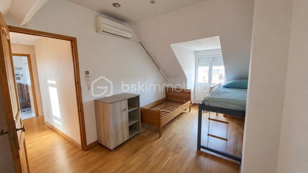 Tremblay-en-france 
Secteur résidentiel et recherché "les cottages" proche commodités, écoles et axes principaux.

Maison familiale 7 pièces de 156 m² avec garage, dépendance et jardin à Tremblay-en-France.

Vous recherchez une maison spacieuse, lumineuse et prête à accueillir toute votre famille ? Cette belle maison de 156 M² m² habitables saura vous séduire par ses volumes généreux et sa fonctionnalité, mais surtout par son calme. 

Dès votre arrivée, découvrez une superbe pièce de vie traversante, baignée de lumière naturelle, où le salon s'ouvre harmonieusement sur une cuisine contemporaine entièrement aménagée et équipée, agrémentée d'un îlot central, 
véritable cœur de la maison pour partager de précieux moments en famille ou entre amis.

Répartie sur trois niveaux, la maison offre de nombreuses possibilités d'aménagement. Le rez-de-jardin comprend une entrée, une salle d'eau, un WC, une buanderie ainsi que trois pièces pouvant accueillir un espace de télétravail, une salle de loisirs, des chambres supplémentaires ou une activité indépendante.

À l'étage, vous profiterez de trois chambres confortables, d'une salle d'eau et d'un WC indépendant.

À l'extérieur, le terrain clos de 400 m² permet de profiter pleinement des beaux jours. Un garage indépendant avec cave ainsi qu'une dépendance complètent ce bien et offrent un espace de stockage ou d'aménagement supplémentaire.

Ses +++   :

✔ 156 m² habitables
✔ Grande pièce de vie lumineuse avec cuisine ouverte et îlot central
✔ 3 chambres + nombreuses pièces complémentaires
✔ 2 salles d'eau et 3 WC
✔ Garage indépendant
✔ Dépendance et cave
✔ Terrain de 412 m²
✔ Maison idéale pour une famille, le télétravail ou une profession libérale

Une maison offrant de beaux volumes et de multiples possibilités d'aménagement, à découvrir sans tarder !

C/commercial Aeroville à proximité, 
écoles (maternelle, élémentaire, collège et établissement privé)

Transports : Gare RER B du Vert Galant 

Une visite s'impose... le coup de cœur pourrait bien être au rendez-vous !