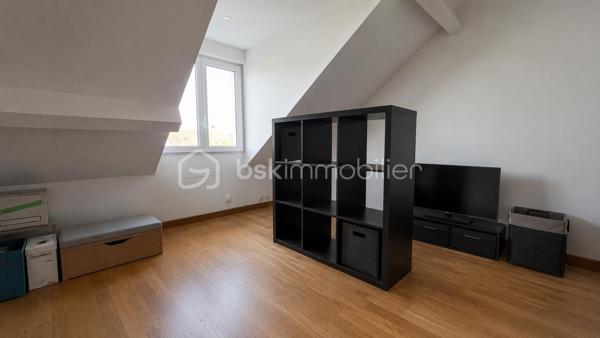 Tremblay-en-france 
Secteur résidentiel et recherché "les cottages" proche commodités, écoles et axes principaux.

Maison familiale 7 pièces de 156 m² avec garage, dépendance et jardin à Tremblay-en-France.

Vous recherchez une maison spacieuse, lumineuse et prête à accueillir toute votre famille ? Cette belle maison de 156 M² m² habitables saura vous séduire par ses volumes généreux et sa fonctionnalité, mais surtout par son calme. 

Dès votre arrivée, découvrez une superbe pièce de vie traversante, baignée de lumière naturelle, où le salon s'ouvre harmonieusement sur une cuisine contemporaine entièrement aménagée et équipée, agrémentée d'un îlot central, 
véritable cœur de la maison pour partager de précieux moments en famille ou entre amis.

Répartie sur trois niveaux, la maison offre de nombreuses possibilités d'aménagement. Le rez-de-jardin comprend une entrée, une salle d'eau, un WC, une buanderie ainsi que trois pièces pouvant accueillir un espace de télétravail, une salle de loisirs, des chambres supplémentaires ou une activité indépendante.

À l'étage, vous profiterez de trois chambres confortables, d'une salle d'eau et d'un WC indépendant.

À l'extérieur, le terrain clos de 400 m² permet de profiter pleinement des beaux jours. Un garage indépendant avec cave ainsi qu'une dépendance complètent ce bien et offrent un espace de stockage ou d'aménagement supplémentaire.

Ses +++   :

✔ 156 m² habitables
✔ Grande pièce de vie lumineuse avec cuisine ouverte et îlot central
✔ 3 chambres + nombreuses pièces complémentaires
✔ 2 salles d'eau et 3 WC
✔ Garage indépendant
✔ Dépendance et cave
✔ Terrain de 412 m²
✔ Maison idéale pour une famille, le télétravail ou une profession libérale

Une maison offrant de beaux volumes et de multiples possibilités d'aménagement, à découvrir sans tarder !

C/commercial Aeroville à proximité, 
écoles (maternelle, élémentaire, collège et établissement privé)

Transports : Gare RER B du Vert Galant 

Une visite s'impose... le coup de cœur pourrait bien être au rendez-vous !