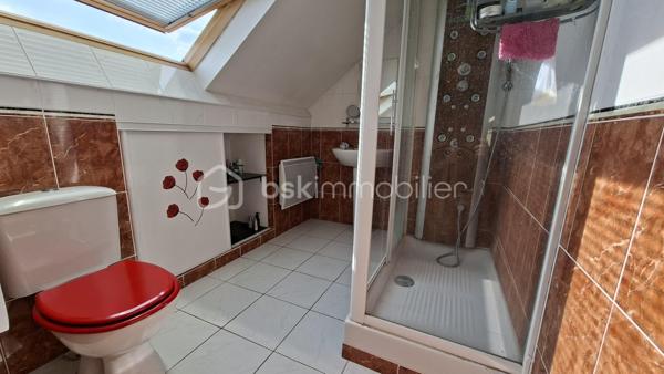 Tremblay-en-france 
Secteur résidentiel et recherché "les cottages" proche commodités, écoles et axes principaux.

Maison familiale 7 pièces de 156 m² avec garage, dépendance et jardin à Tremblay-en-France.

Vous recherchez une maison spacieuse, lumineuse et prête à accueillir toute votre famille ? Cette belle maison de 156 M² m² habitables saura vous séduire par ses volumes généreux et sa fonctionnalité, mais surtout par son calme. 

Dès votre arrivée, découvrez une superbe pièce de vie traversante, baignée de lumière naturelle, où le salon s'ouvre harmonieusement sur une cuisine contemporaine entièrement aménagée et équipée, agrémentée d'un îlot central, 
véritable cœur de la maison pour partager de précieux moments en famille ou entre amis.

Répartie sur trois niveaux, la maison offre de nombreuses possibilités d'aménagement. Le rez-de-jardin comprend une entrée, une salle d'eau, un WC, une buanderie ainsi que trois pièces pouvant accueillir un espace de télétravail, une salle de loisirs, des chambres supplémentaires ou une activité indépendante.

À l'étage, vous profiterez de trois chambres confortables, d'une salle d'eau et d'un WC indépendant.

À l'extérieur, le terrain clos de 400 m² permet de profiter pleinement des beaux jours. Un garage indépendant avec cave ainsi qu'une dépendance complètent ce bien et offrent un espace de stockage ou d'aménagement supplémentaire.

Ses +++   :

✔ 156 m² habitables
✔ Grande pièce de vie lumineuse avec cuisine ouverte et îlot central
✔ 3 chambres + nombreuses pièces complémentaires
✔ 2 salles d'eau et 3 WC
✔ Garage indépendant
✔ Dépendance et cave
✔ Terrain de 412 m²
✔ Maison idéale pour une famille, le télétravail ou une profession libérale

Une maison offrant de beaux volumes et de multiples possibilités d'aménagement, à découvrir sans tarder !

C/commercial Aeroville à proximité, 
écoles (maternelle, élémentaire, collège et établissement privé)

Transports : Gare RER B du Vert Galant 

Une visite s'impose... le coup de cœur pourrait bien être au rendez-vous !
