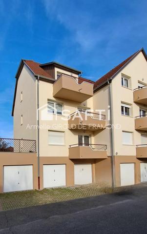 À Sausheim (68390), bel appartement de 1997, 62 m2, 3 pièces avec terrasse et garage dans une ville dynamique et avec un environnement paisible, proche axes autoroutiers, commerces et écoles.