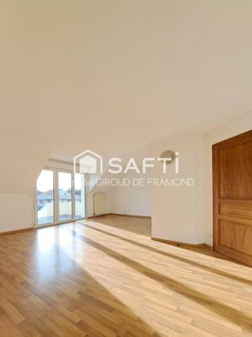 À Sausheim (68390), bel appartement de 1997, 62 m2, 3 pièces avec terrasse et garage dans une ville dynamique et avec un environnement paisible, proche axes autoroutiers, commerces et écoles.