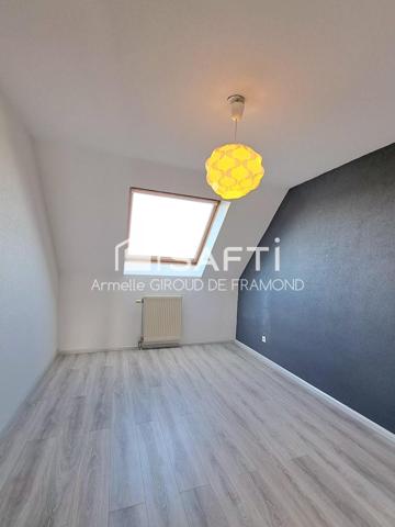 À Sausheim (68390), bel appartement de 1997, 62 m2, 3 pièces avec terrasse et garage dans une ville dynamique et avec un environnement paisible, proche axes autoroutiers, commerces et écoles.