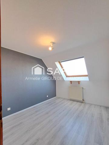 À Sausheim (68390), bel appartement de 1997, 62 m2, 3 pièces avec terrasse et garage dans une ville dynamique et avec un environnement paisible, proche axes autoroutiers, commerces et écoles.