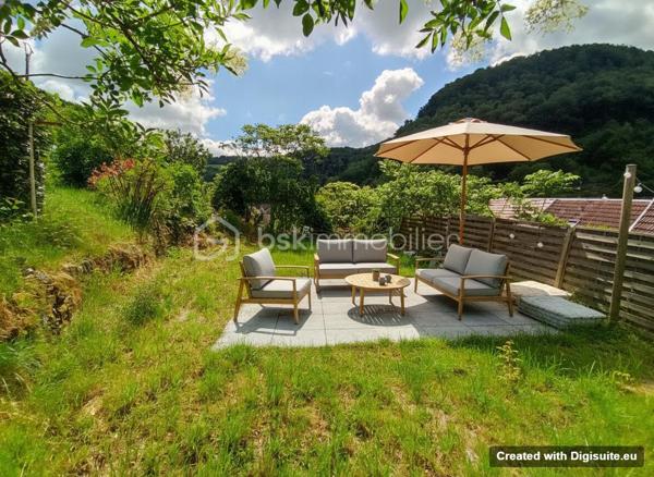 Sous le charme de l'hautenticité, pour ce très bel appartement type 5 duplex de charme, idéalement situé en dernier étage d'une petite copropriété de trois appartements, dans un cadre de vie au calme, propice à la sérénité! aux portes de Besançon et à 5 minutes du centre-ville.
Imaginez vous.....dans cet appartement qui vous propose: une entrée, dotés de très beaux volumes, une très belle pièce de vie de plus de 50m2, comprenant une cuisine intégrée ouverte sur séjour-salon, un placard, un grand espace cellier-buanderie, une chambre avec un placard, une très jolie salle d'eau avec poutres apparentes, un cabinet de toilette.
A l'étage, vous trouvez, une petite mezzanine, deux chambres dont une suite parentale avec salle d'eau, un cabinet de toilette.
Votre appartement possède un chauffage individuel en aérothermie+ clim réversible et un ballon thermodynamique pour une basse consommation, un super DPE classé A/A, de plus vous avez une place de parking privative couverte + porte électrique neuve avec bip, de belles prestations et finitions de qualité, honoraires inclus charge vendeur.
Le gros avantage d'avoir la vie quasiment d'une maison, entre autre grace à son superbe jardin d'environ 80m2 et sa vue belle vue panoramique sur les collines, sans vis à vis!!
Renseignements et rendez vous du lundi au samedi de 8h à 20 h