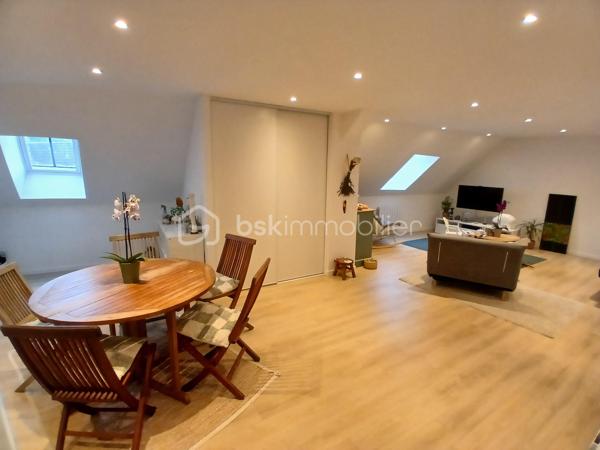 Sous le charme de l'hautenticité, pour ce très bel appartement type 5 duplex de charme, idéalement situé en dernier étage d'une petite copropriété de trois appartements, dans un cadre de vie au calme, propice à la sérénité! aux portes de Besançon et à 5 minutes du centre-ville.
Imaginez vous.....dans cet appartement qui vous propose: une entrée, dotés de très beaux volumes, une très belle pièce de vie de plus de 50m2, comprenant une cuisine intégrée ouverte sur séjour-salon, un placard, un grand espace cellier-buanderie, une chambre avec un placard, une très jolie salle d'eau avec poutres apparentes, un cabinet de toilette.
A l'étage, vous trouvez, une petite mezzanine, deux chambres dont une suite parentale avec salle d'eau, un cabinet de toilette.
Votre appartement possède un chauffage individuel en aérothermie+ clim réversible et un ballon thermodynamique pour une basse consommation, un super DPE classé A/A, de plus vous avez une place de parking privative couverte + porte électrique neuve avec bip, de belles prestations et finitions de qualité, honoraires inclus charge vendeur.
Le gros avantage d'avoir la vie quasiment d'une maison, entre autre grace à son superbe jardin d'environ 80m2 et sa vue belle vue panoramique sur les collines, sans vis à vis!!
Renseignements et rendez vous du lundi au samedi de 8h à 20 h
