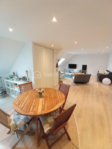 Sous le charme de l'hautenticité, pour ce très bel appartement type 5 duplex de charme, idéalement situé en dernier étage d'une petite copropriété de trois appartements, dans un cadre de vie au calme, propice à la sérénité! aux portes de Besançon et à 5 minutes du centre-ville.
Imaginez vous.....dans cet appartement qui vous propose: une entrée, dotés de très beaux volumes, une très belle pièce de vie de plus de 50m2, comprenant une cuisine intégrée ouverte sur séjour-salon, un placard, un grand espace cellier-buanderie, une chambre avec un placard, une très jolie salle d'eau avec poutres apparentes, un cabinet de toilette.
A l'étage, vous trouvez, une petite mezzanine, deux chambres dont une suite parentale avec salle d'eau, un cabinet de toilette.
Votre appartement possède un chauffage individuel en aérothermie+ clim réversible et un ballon thermodynamique pour une basse consommation, un super DPE classé A/A, de plus vous avez une place de parking privative couverte + porte électrique neuve avec bip, de belles prestations et finitions de qualité, honoraires inclus charge vendeur.
Le gros avantage d'avoir la vie quasiment d'une maison, entre autre grace à son superbe jardin d'environ 80m2 et sa vue belle vue panoramique sur les collines, sans vis à vis!!
Renseignements et rendez vous du lundi au samedi de 8h à 20 h