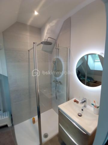 Sous le charme de l'hautenticité, pour ce très bel appartement type 5 duplex de charme, idéalement situé en dernier étage d'une petite copropriété de trois appartements, dans un cadre de vie au calme, propice à la sérénité! aux portes de Besançon et à 5 minutes du centre-ville.
Imaginez vous.....dans cet appartement qui vous propose: une entrée, dotés de très beaux volumes, une très belle pièce de vie de plus de 50m2, comprenant une cuisine intégrée ouverte sur séjour-salon, un placard, un grand espace cellier-buanderie, une chambre avec un placard, une très jolie salle d'eau avec poutres apparentes, un cabinet de toilette.
A l'étage, vous trouvez, une petite mezzanine, deux chambres dont une suite parentale avec salle d'eau, un cabinet de toilette.
Votre appartement possède un chauffage individuel en aérothermie+ clim réversible et un ballon thermodynamique pour une basse consommation, un super DPE classé A/A, de plus vous avez une place de parking privative couverte + porte électrique neuve avec bip, de belles prestations et finitions de qualité, honoraires inclus charge vendeur.
Le gros avantage d'avoir la vie quasiment d'une maison, entre autre grace à son superbe jardin d'environ 80m2 et sa vue belle vue panoramique sur les collines, sans vis à vis!!
Renseignements et rendez vous du lundi au samedi de 8h à 20 h
