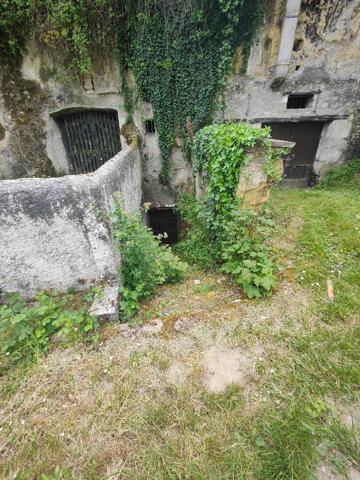Ensemble de 2 caves à Larcay, proche bourg