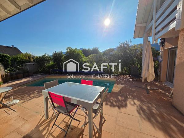 Maison familiale avec vue dégagée et piscine
