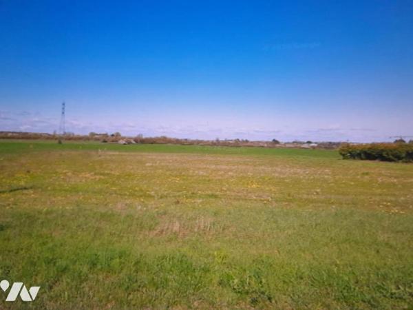 LA-CHAPELLE-ST-MESMIN - TERRAIN EN PARTIE CONSTRUCTIBLE  - NON VIABILISÉ