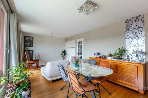 Appartement 82m2, 5 pièces à SAINTE FOY LES LYON avec grand balcon et cave