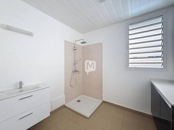 DPT GUYANE, à vendre REMIRE-MONTJOLY maison T4 de 93 m2 avec piscine sur un terrain de 414 m2