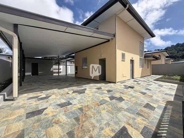 DPT GUYANE, à vendre REMIRE-MONTJOLY maison T4 de 93 m2 avec piscine sur un terrain de 414 m2