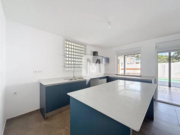DPT GUYANE, à vendre REMIRE-MONTJOLY maison T4 de 93 m2 avec piscine sur un terrain de 414 m2