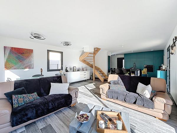 Maison moderne sur la commune de Beligneux , piscine , terrain, garage, 3 chambres