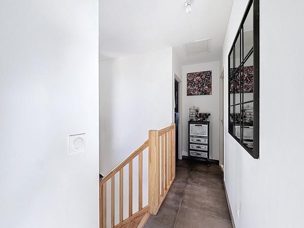 Maison moderne sur la commune de Beligneux , piscine , terrain, garage, 3 chambres