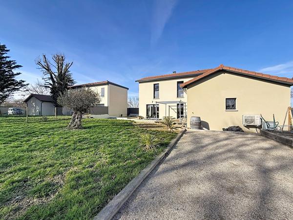 Maison moderne sur la commune de Beligneux , piscine , terrain, garage, 3 chambres