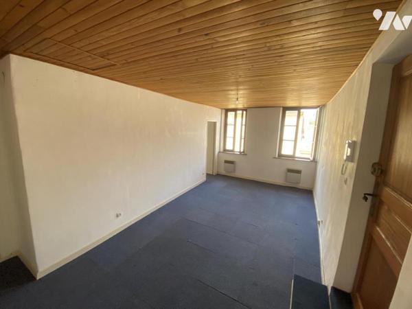 Aparetement F2 dernier étage + combles + caves