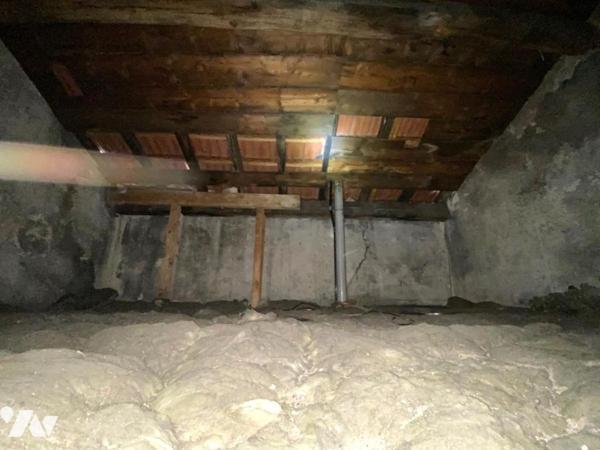 Aparetement F2 dernier étage + combles + caves