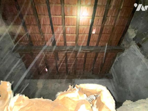 Aparetement F2 dernier étage + combles + caves