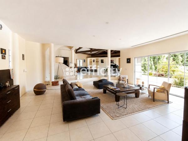Maison
         9 pièces
        - 380 m² Bien prestige 942 000 € *