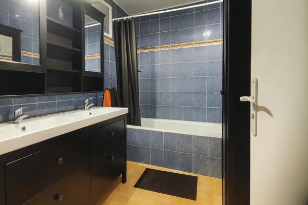 EXCLUSIVITÉ Maison 4 chambres + dépendance 50 m² + 2 garages – Rare sur Saint-Gilles