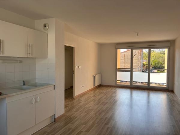 Appartement t3 terrasse et place de parking