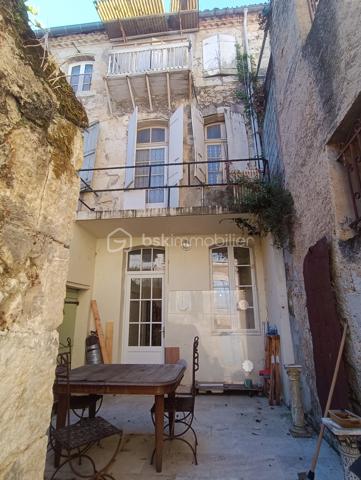 Cet immeuble à fort potentiel est idéalement situé dans le centre historique de Lectoure, une ville prisée pour son charme et ses célèbres cures thermales. Sur trois niveaux, il offre de multiples possibilités d’aménagement et d’exploitation.

Rez-de-chaussée :

Le rez-de-chaussée, entièrement rénové, comprend une boutique conforme aux normes d’accessibilité, ce qui est un atout important. Ce local commercial est doté d’une cour intérieure, de toilettes et d'une arrière-boutique avec une sortie sur la rue Jules Sardac, ce qui facilite les livraisons et la logistique. Ce commerce, dispose d'une climatisation réversible et il est prêt à être exploité, que ce soit à titre personnel ou pour une mise en location immédiate. 
Vous pouvez envisager un loyer d'environ 650 € par mois, soit un revenu annuel de 7 800€.

Premier et deuxième étages :

Les deux étages supérieurs sont à rénover, offrant ainsi une belle opportunité pour créer un espace résidentiel ou des logements destinés à la location touristique, notamment via des plateformes comme Airbnb, pour la location saisonnière durant les périodes de cure thermale, très demandées dans la région.

Premier étage : Vous pourriez aménager deux appartements de type studio. Grâce à la lumière naturelle et aux volumes des pièces, cet étage peut devenir un espace de vie confortable et moderne, tout en préservant le charme historique du bâtiment.

Deuxième étage : 1 appartement T2+1 - possibilité d’aménager une mezzanine - profitant des combles, idéale pour optimiser l’espace et apporter un cachet supplémentaire a l'appartement. 

En tout, il est envisageable de créer deux studios et un appartement augmentant ainsi la rentabilité de cet immeuble.

Cet immeuble représente une opportunité d’investissement unique à Lectoure, avec un potentiel locatif intéressant grâce à sa localisation privilégiée et ses possibilités d’aménagement flexibles. Vous pouvez ainsi générer des revenus constants grâce à la location commerciale et touristique, tout en valorisant le bâtiment par des rénovations qui attireront une clientèle variée.

Pour découvrir davantage de photos de cette propriété ou d'autres biens d'exception, rendez-vous sur mon mini-site ou contactez-moi directement pour plus d'informations.