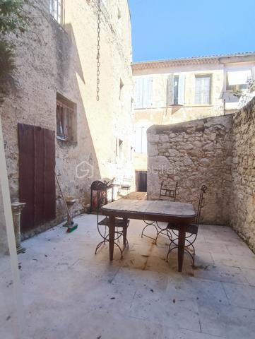 Cet immeuble à fort potentiel est idéalement situé dans le centre historique de Lectoure, une ville prisée pour son charme et ses célèbres cures thermales. Sur trois niveaux, il offre de multiples possibilités d’aménagement et d’exploitation.

Rez-de-chaussée :

Le rez-de-chaussée, entièrement rénové, comprend une boutique conforme aux normes d’accessibilité, ce qui est un atout important. Ce local commercial est doté d’une cour intérieure, de toilettes et d'une arrière-boutique avec une sortie sur la rue Jules Sardac, ce qui facilite les livraisons et la logistique. Ce commerce, dispose d'une climatisation réversible et il est prêt à être exploité, que ce soit à titre personnel ou pour une mise en location immédiate. 
Vous pouvez envisager un loyer d'environ 650 € par mois, soit un revenu annuel de 7 800€.

Premier et deuxième étages :

Les deux étages supérieurs sont à rénover, offrant ainsi une belle opportunité pour créer un espace résidentiel ou des logements destinés à la location touristique, notamment via des plateformes comme Airbnb, pour la location saisonnière durant les périodes de cure thermale, très demandées dans la région.

Premier étage : Vous pourriez aménager deux appartements de type studio. Grâce à la lumière naturelle et aux volumes des pièces, cet étage peut devenir un espace de vie confortable et moderne, tout en préservant le charme historique du bâtiment.

Deuxième étage : 1 appartement T2+1 - possibilité d’aménager une mezzanine - profitant des combles, idéale pour optimiser l’espace et apporter un cachet supplémentaire a l'appartement. 

En tout, il est envisageable de créer deux studios et un appartement augmentant ainsi la rentabilité de cet immeuble.

Cet immeuble représente une opportunité d’investissement unique à Lectoure, avec un potentiel locatif intéressant grâce à sa localisation privilégiée et ses possibilités d’aménagement flexibles. Vous pouvez ainsi générer des revenus constants grâce à la location commerciale et touristique, tout en valorisant le bâtiment par des rénovations qui attireront une clientèle variée.

Pour découvrir davantage de photos de cette propriété ou d'autres biens d'exception, rendez-vous sur mon mini-site ou contactez-moi directement pour plus d'informations.