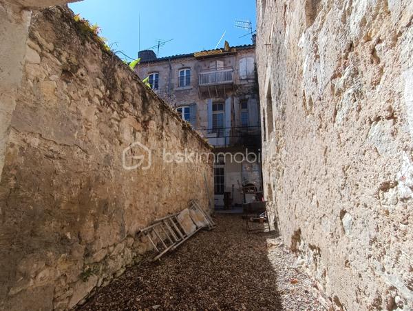 Cet immeuble à fort potentiel est idéalement situé dans le centre historique de Lectoure, une ville prisée pour son charme et ses célèbres cures thermales. Sur trois niveaux, il offre de multiples possibilités d’aménagement et d’exploitation.

Rez-de-chaussée :

Le rez-de-chaussée, entièrement rénové, comprend une boutique conforme aux normes d’accessibilité, ce qui est un atout important. Ce local commercial est doté d’une cour intérieure, de toilettes et d'une arrière-boutique avec une sortie sur la rue Jules Sardac, ce qui facilite les livraisons et la logistique. Ce commerce, dispose d'une climatisation réversible et il est prêt à être exploité, que ce soit à titre personnel ou pour une mise en location immédiate. 
Vous pouvez envisager un loyer d'environ 650 € par mois, soit un revenu annuel de 7 800€.

Premier et deuxième étages :

Les deux étages supérieurs sont à rénover, offrant ainsi une belle opportunité pour créer un espace résidentiel ou des logements destinés à la location touristique, notamment via des plateformes comme Airbnb, pour la location saisonnière durant les périodes de cure thermale, très demandées dans la région.

Premier étage : Vous pourriez aménager deux appartements de type studio. Grâce à la lumière naturelle et aux volumes des pièces, cet étage peut devenir un espace de vie confortable et moderne, tout en préservant le charme historique du bâtiment.

Deuxième étage : 1 appartement T2+1 - possibilité d’aménager une mezzanine - profitant des combles, idéale pour optimiser l’espace et apporter un cachet supplémentaire a l'appartement. 

En tout, il est envisageable de créer deux studios et un appartement augmentant ainsi la rentabilité de cet immeuble.

Cet immeuble représente une opportunité d’investissement unique à Lectoure, avec un potentiel locatif intéressant grâce à sa localisation privilégiée et ses possibilités d’aménagement flexibles. Vous pouvez ainsi générer des revenus constants grâce à la location commerciale et touristique, tout en valorisant le bâtiment par des rénovations qui attireront une clientèle variée.

Pour découvrir davantage de photos de cette propriété ou d'autres biens d'exception, rendez-vous sur mon mini-site ou contactez-moi directement pour plus d'informations.