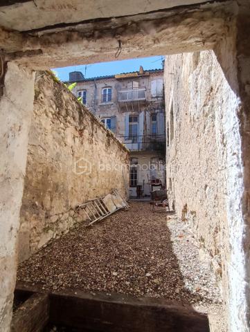 Cet immeuble à fort potentiel est idéalement situé dans le centre historique de Lectoure, une ville prisée pour son charme et ses célèbres cures thermales. Sur trois niveaux, il offre de multiples possibilités d’aménagement et d’exploitation.

Rez-de-chaussée :

Le rez-de-chaussée, entièrement rénové, comprend une boutique conforme aux normes d’accessibilité, ce qui est un atout important. Ce local commercial est doté d’une cour intérieure, de toilettes et d'une arrière-boutique avec une sortie sur la rue Jules Sardac, ce qui facilite les livraisons et la logistique. Ce commerce, dispose d'une climatisation réversible et il est prêt à être exploité, que ce soit à titre personnel ou pour une mise en location immédiate. 
Vous pouvez envisager un loyer d'environ 650 € par mois, soit un revenu annuel de 7 800€.

Premier et deuxième étages :

Les deux étages supérieurs sont à rénover, offrant ainsi une belle opportunité pour créer un espace résidentiel ou des logements destinés à la location touristique, notamment via des plateformes comme Airbnb, pour la location saisonnière durant les périodes de cure thermale, très demandées dans la région.

Premier étage : Vous pourriez aménager deux appartements de type studio. Grâce à la lumière naturelle et aux volumes des pièces, cet étage peut devenir un espace de vie confortable et moderne, tout en préservant le charme historique du bâtiment.

Deuxième étage : 1 appartement T2+1 - possibilité d’aménager une mezzanine - profitant des combles, idéale pour optimiser l’espace et apporter un cachet supplémentaire a l'appartement. 

En tout, il est envisageable de créer deux studios et un appartement augmentant ainsi la rentabilité de cet immeuble.

Cet immeuble représente une opportunité d’investissement unique à Lectoure, avec un potentiel locatif intéressant grâce à sa localisation privilégiée et ses possibilités d’aménagement flexibles. Vous pouvez ainsi générer des revenus constants grâce à la location commerciale et touristique, tout en valorisant le bâtiment par des rénovations qui attireront une clientèle variée.

Pour découvrir davantage de photos de cette propriété ou d'autres biens d'exception, rendez-vous sur mon mini-site ou contactez-moi directement pour plus d'informations.