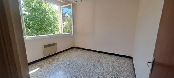 MAISON T4 A RAFRAICHIR AVEC JARDIN ARBORE DE 850 M²