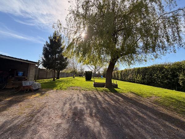 SAINTE GENEVIEVE MAISON VIE DE PLAIN PIED SALON SALLE A MANGER CUISINE 2 CHAMBRES SALLE D'EAU PREAU JARDIN