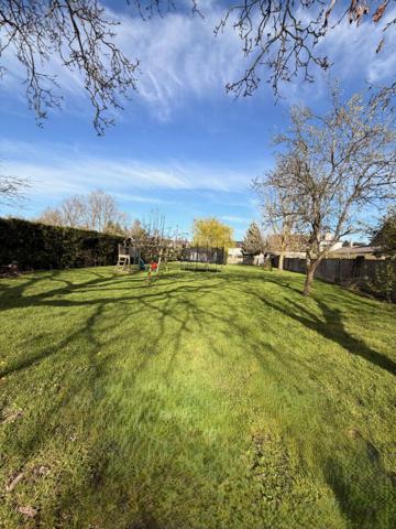 SAINTE GENEVIEVE MAISON VIE DE PLAIN PIED SALON SALLE A MANGER CUISINE 2 CHAMBRES SALLE D'EAU PREAU JARDIN