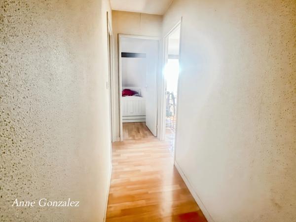 OLIVET Centre, à vendre au troisième et dernier étage avec ascenceur d'une Résidence sécurisée et calme, grand appartement lumineux avec 4 chambres, terrasse, deux places de parking et une cave