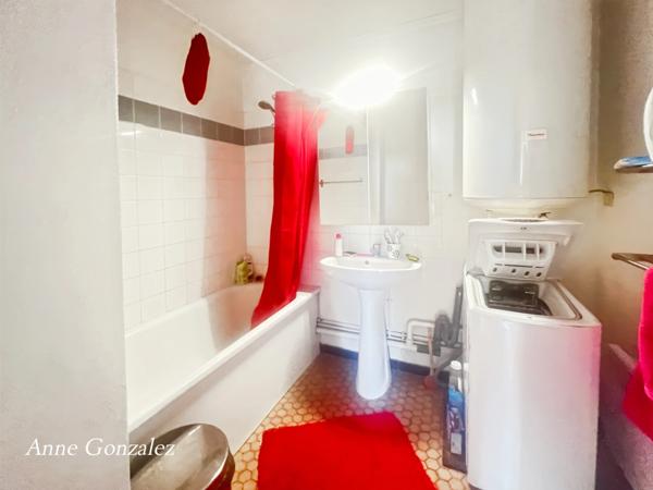 OLIVET Centre, à vendre au troisième et dernier étage avec ascenceur d'une Résidence sécurisée et calme, grand appartement lumineux avec 4 chambres, terrasse, deux places de parking et une cave