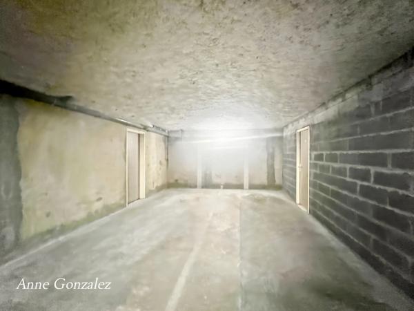 OLIVET Centre, à vendre au troisième et dernier étage avec ascenceur d'une Résidence sécurisée et calme, grand appartement lumineux avec 4 chambres, terrasse, deux places de parking et une cave