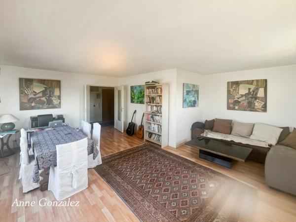 OLIVET Centre, à vendre au troisième et dernier étage avec ascenceur d'une Résidence sécurisée et calme, grand appartement lumineux avec 4 chambres, terrasse, deux places de parking et une cave