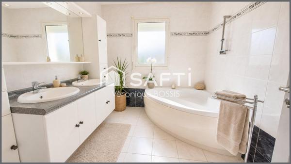 MOUILLERON-LE-CAPTIF – BELLE PROPRIÉTÉ DE 205 m² – PISCINE – 1 217 m² DE TERRAIN PAYSAGÉ