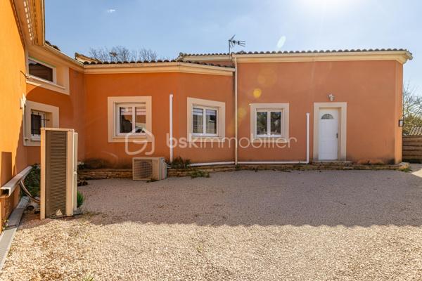 À seulement 5 minutes de Sommières, entre Nîmes et Montpellier, découvrez cette propriété confidentielle nichée dans une impasse, à l’abri de toute nuisance et sans vis-à-vis.

Implantée sur une parcelle de 2 002 m², dont une partie boisée classée, elle offre un environnement naturel préservé et une atmosphère rare où le calme et l’intimité dominent.

Construite en 2008 et entièrement rénovée en 2023 avec des prestations haut de gamme, cette propriété développe 337 m² habitables et propose une véritable qualité de vie, aussi bien pour une résidence principale d’exception que pour un projet familial ou patrimonial.

La maison principale s’organise autour d’un espace de vie spectaculaire de 80 m², exposé plein sud, baigné de lumière tout au long de la journée. La cuisine ouverte, entièrement refaite, s’intègre harmonieusement à l’ensemble avec ses 20 m² dédiés à la convivialité. Une arrière-cuisine vient compléter cet espace, apportant un confort d’usage au quotidien.

Au rez-de-chaussée également, une chambre, une salle d’eau avec WC, une buanderie ainsi qu’un accès direct au garage de 38 m² viennent parfaire l’organisation. Une véranda d’environ 14 m², aujourd’hui aménagée en salle de sport, prolonge les volumes vers l’extérieur.

À l’étage, on retrouve un espace bureau, un WC indépendant, ainsi que deux chambres dont une suite parentale remarquable. Celle-ci séduit immédiatement par son plafond cathédrale avec charpente apparente, son dressing, sa baignoire balnéo et son balcon privatif offrant une vue apaisante sur le jardin et la piscine.

La propriété se distingue également par la présence de cinq dépendances avec accès privatif, toutes conçues pour offrir confort et intimité. Quatre d’entre elles sont aménagées en T2 en duplex, avec séjour et salle d’eau en rez-de-chaussée et chambre en mezzanine. Actuellement louées en baux meublés d’un an, elles génèrent un revenu locatif mensuel global attractif. La cinquième dépendance, aménagée en studio avec jacuzzi, se prête parfaitement à un projet de type « love room », à la location courte durée, à un espace détente privé ou à un logement indépendant pour recevoir.

Chaque logement dispose de son propre accès, de son stationnement et d’un espace extérieur privatif (ou facilement aménageable), garantissant une exploitation simple et indépendante.

À noter que deux des cinq dépendances sont reliées à la maison principale mais actuellement condamnées du fait de leur mise en location. Elles peuvent donc facilement être réintégrées à l’habitation principale afin d’en agrandir les volumes.

Au-delà de ses volumes et de sa configuration, le bien séduit par la qualité de ses équipements. La propriété bénéficie d’une performance énergétique remarquable (DPE A), portée par un système complet : chauffage au sol réversible alimenté par pompe à chaleur air/eau pour le RDC de la maison et des deux dépendances attenantes, climatisations réversibles Daikin Stylish, chauffe-eau thermodynamique et solaire, ainsi que des panneaux photovoltaïques permettant à la fois l’autoconsommation et la revente d’énergie. À cela s’ajoutent un aspirateur centralisé, un adoucisseur, une cheminée, des menuiseries double vitrage PVC, un système de vidéosurveillance, une alarme connectée, un carport en bois exotique ainsi que des portails motorisés.

À l’extérieur, tout a été pensé pour créer un véritable lieu de vie. La piscine maçonnée de 10 × 6 mètres s’intègre parfaitement dans un jardin soigneusement aménagé. Une terrasse et une pergola, également réalisées en bois exotique, invitent à la détente, tandis qu’un sauna, un terrain de pétanque, un barbecue en dur et un four à pizza complètent cet ensemble dédié aux moments de convivialité. Une rivière artificielle récemment installée traverse le jardin en ruisselant sur des pierres blanches, apportant une touche unique et apaisante à l’ensemble.

Propriété modulable par sa conception (absence de murs porteurs), elle s’adapte à de nombreux projets : résidence principale haut de gamme avec dépendances autonomes, vie de famille avec revenus complémentaires, activité de chambres d’hôtes ou investissement locatif structuré.

Enfin, le bien est vendu entièrement meublé, permettant une installation ou une mise en exploitation immédiate.

Une propriété rare sur le secteur, alliant élégance, confort moderne et potentiel patrimonial dans un cadre privilégié.








Informations réglementaires :